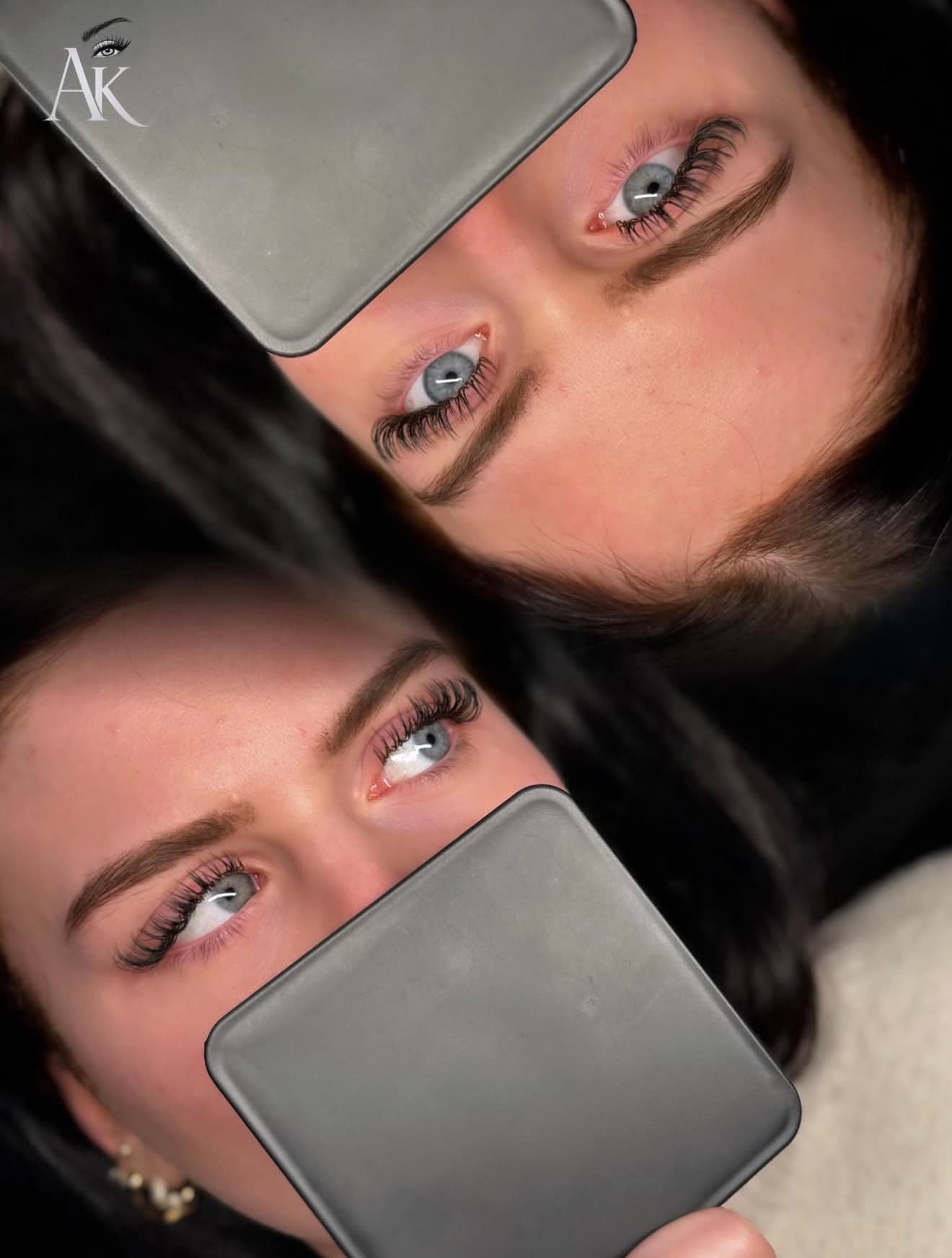 Wimpernverlängerung an blauen Augen, natürlicher Wispy-Look